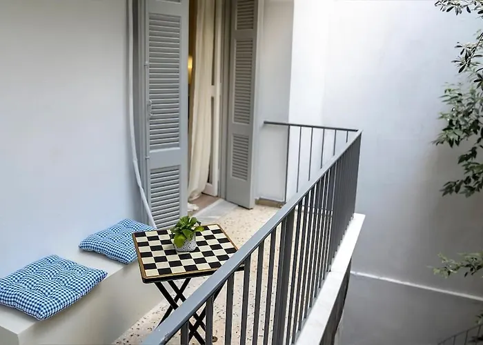 Romantic Apartment With Hot Tub Next To Acropolis