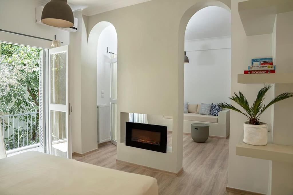 Romantic With Hot Tub Next To Acropolis *