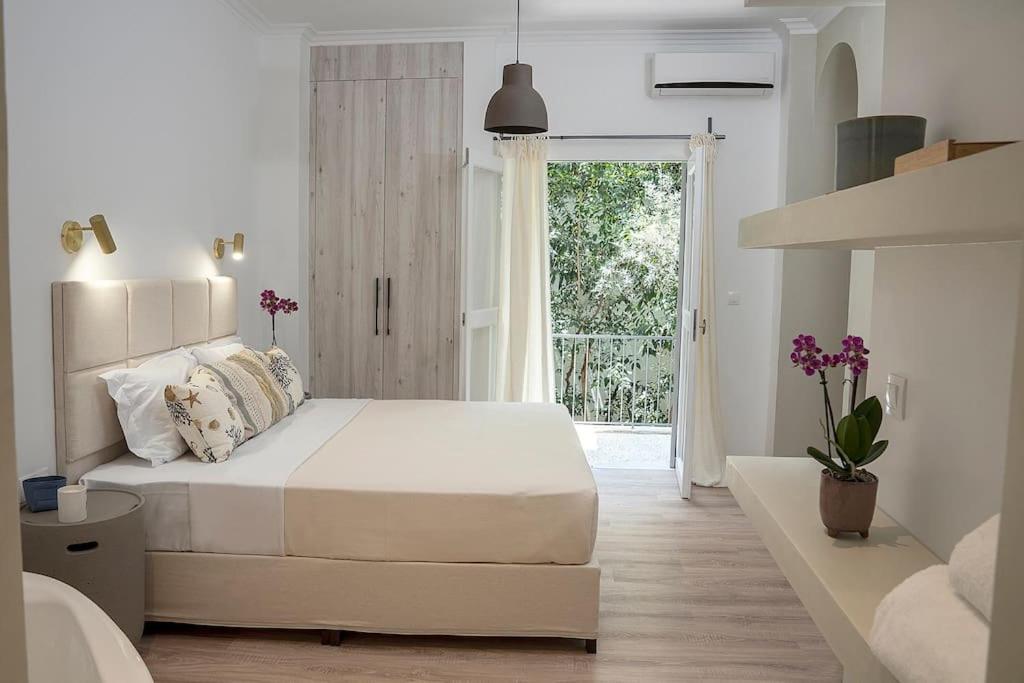 Romantic With Hot Tub Next To Acropolis *