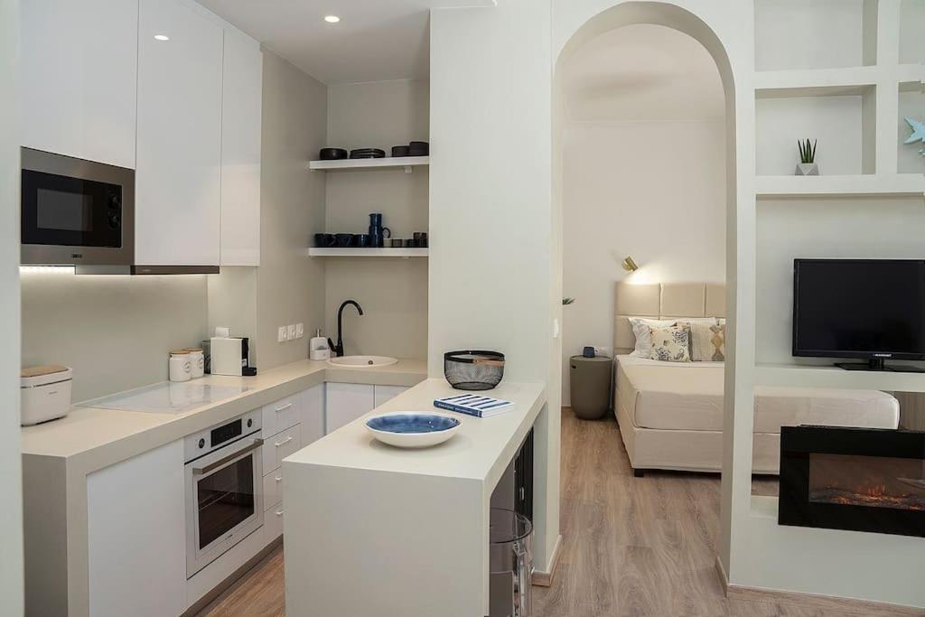 Romantic With Hot Tub Next To Acropolis Athen